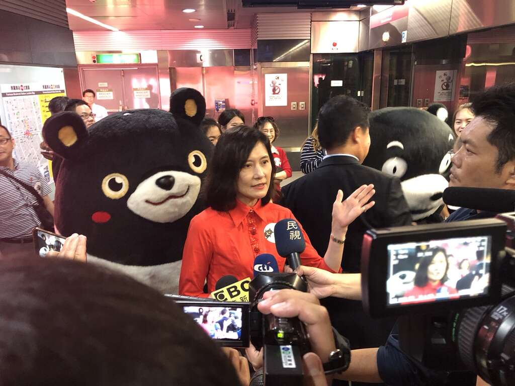 Những chiếc máy bay in hình ba chú gấu thắm tình hữu nghị của hãng hàng không Trung Hoa đã đi vào hoạt động được một năm, hoạt động kỉ niệm một năm tuổi đã được tổ chức tại đại sảnh Mái Vòm Sắc Màu (Guang zhi gong ding)  ga tầu điện ngầm Formosa Boulevard (MeiLiDao) vào ngày 19/5,
