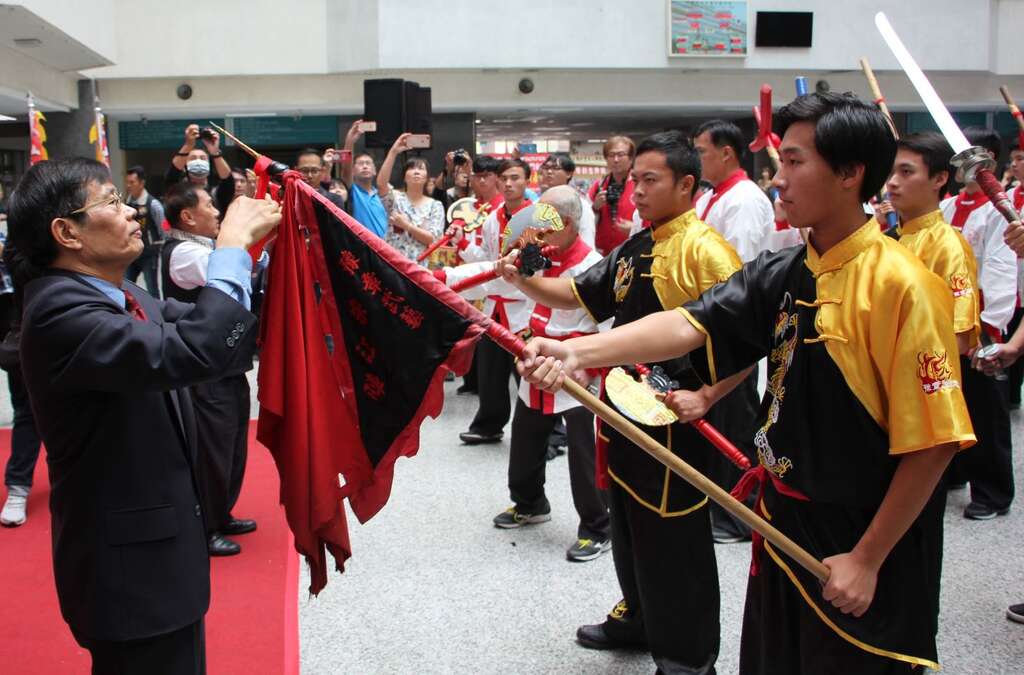 Tổng thư ký chính phủ T.p Cao hùng đã thay mặt thị trưởng thành phố tiếp đón khách