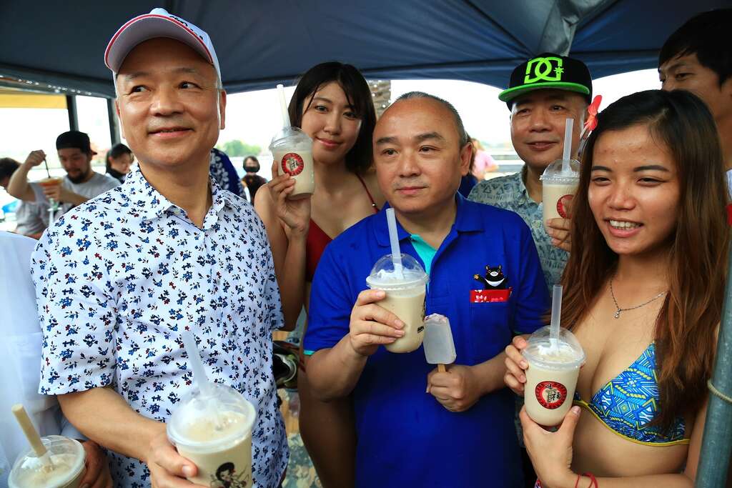 Cục du lịch T.p Cao Hùng bắt đầu tổ chức các hoạt động du lịch vào dịp hè từ tháng 6, bao gồm