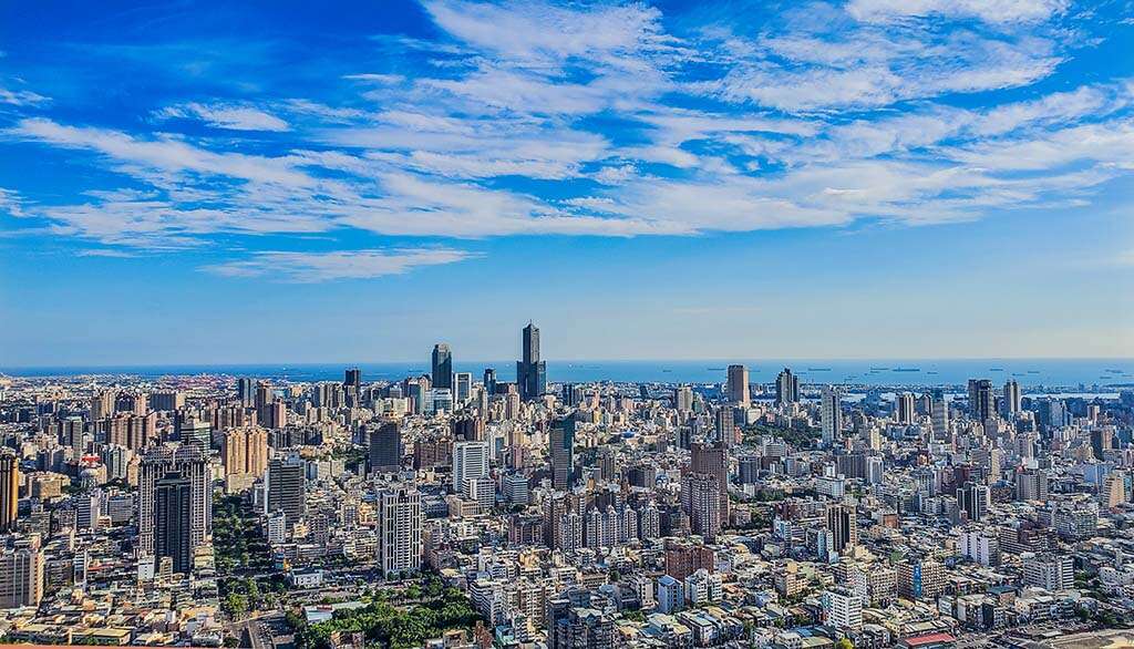 鳥瞰港都晴空萬里