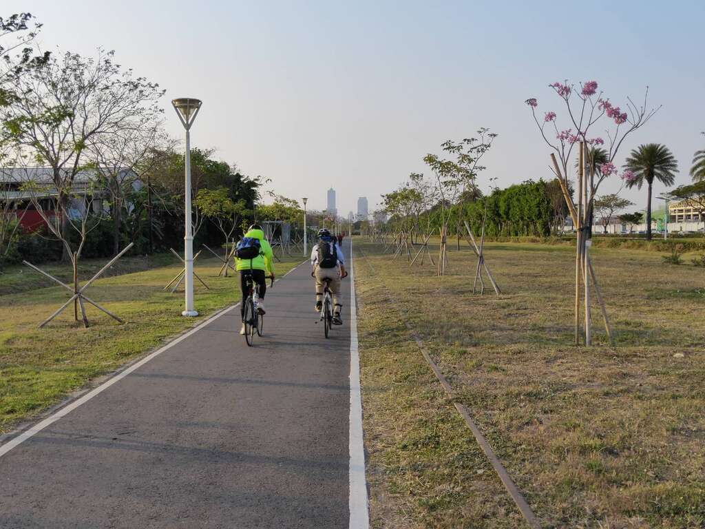 緊臨高雄國際機場及捷運紅線的翠亨南北路的自行車道(小港區公所提供)