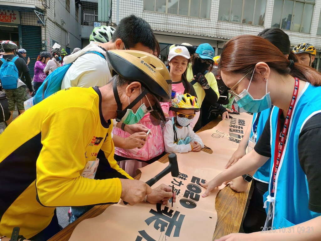 自行車名人「日本人歐吉桑」也一起來到現場，全程參與並實況轉播活動內容