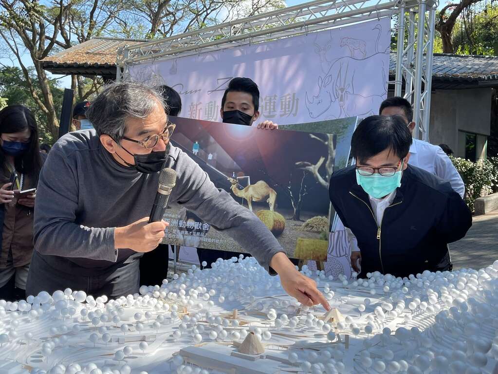 高雄市長陳其邁(右)到壽山動物園，與邱文傑建築師(左)討論新動物園運動的主軸概念。