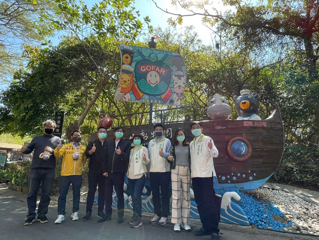 高雄市長陳其邁到壽山動物園，參觀「動物山友會」藝術打卡點，並預告將於近期啟動動物園升級計畫，現場大家合照。