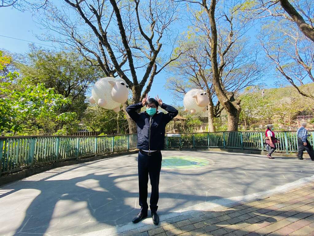 高雄市長陳其邁到壽山動物園，參觀「動物山友會」藝術打卡點，在「飛天小綿羊」前拍照。