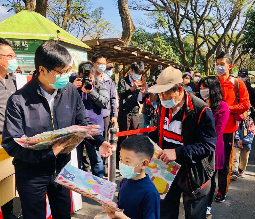 高雄市長陳其邁到壽山動物園，發送小提燈給來動物園參觀的大小朋友。