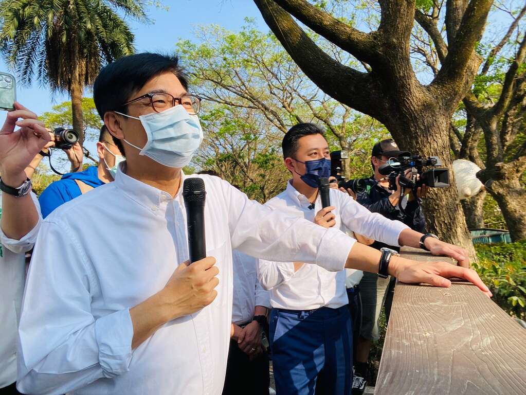 高雄市長陳其邁跟新竹市長林智堅一起遊覽壽山動物園。