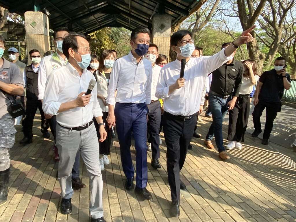 高雄市長陳其邁與新竹市長林智堅一起逛壽山動物園。