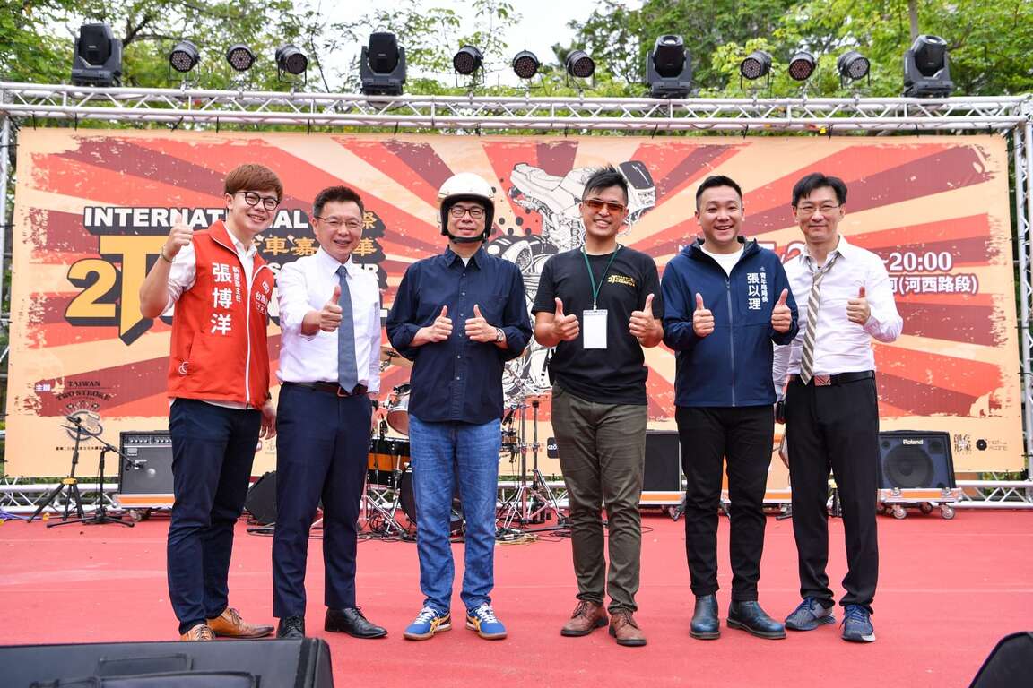 高雄市长陈其迈参与2021国际2T经典老车嘉年华，众人一起合照。