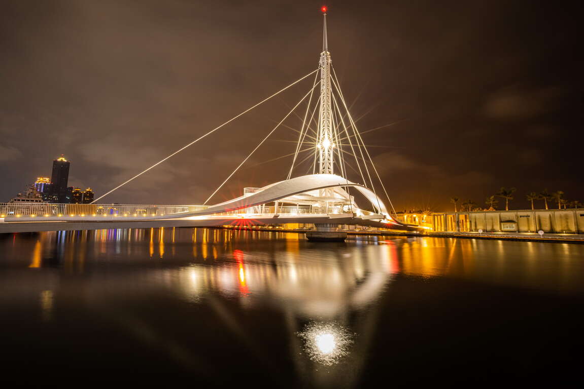 夜間打上燈光的大港橋