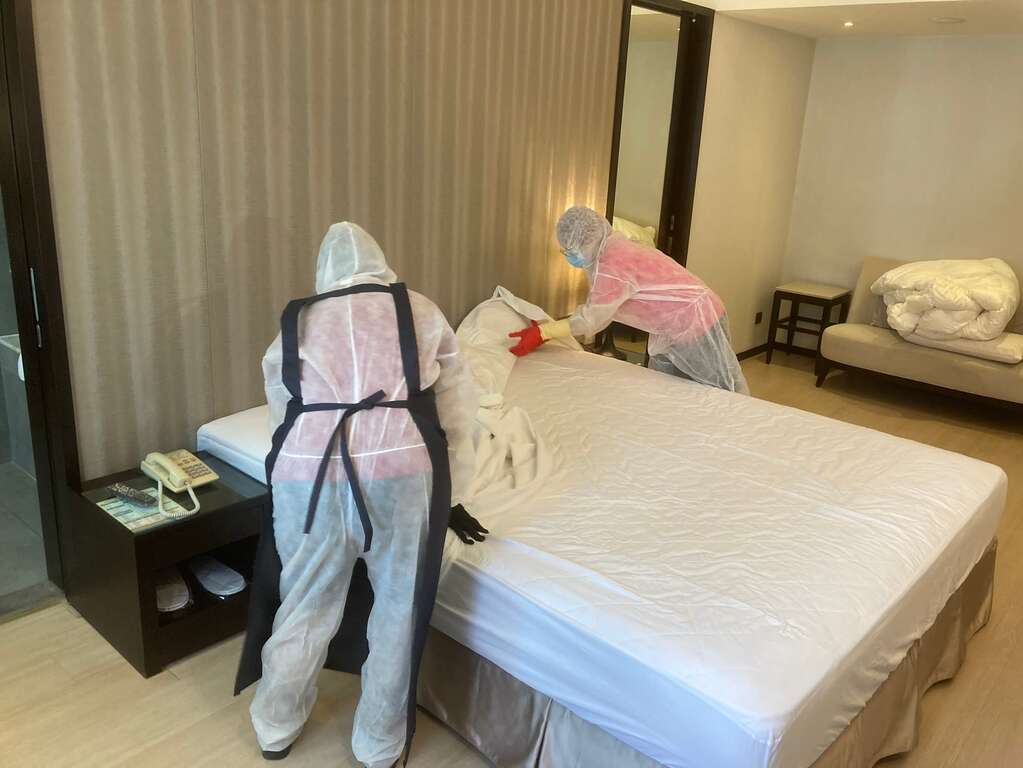 防疫旅館房間由清潔人員徹底清潔消毒。