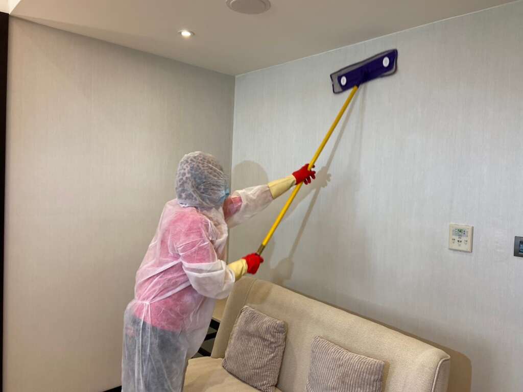 防疫旅館落實防疫政策，房間由清潔人員徹底清潔消毒。