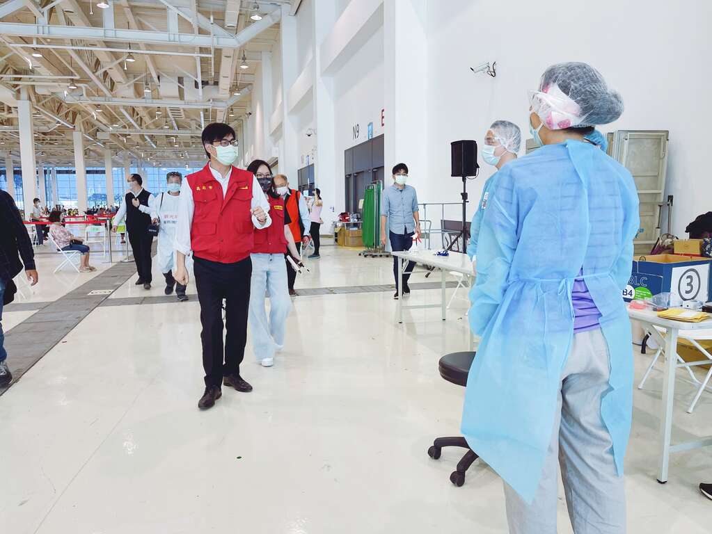 高雄市長陳其邁與觀光局周玲妏局為現場服務人員表達感謝。