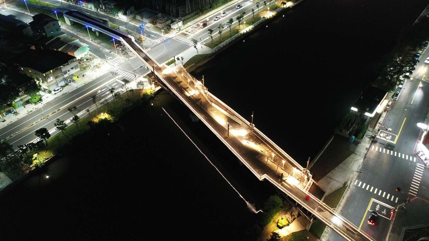愛河景觀橋平日以暖黃光呈現。（圖片來源：高雄市政府工務局）