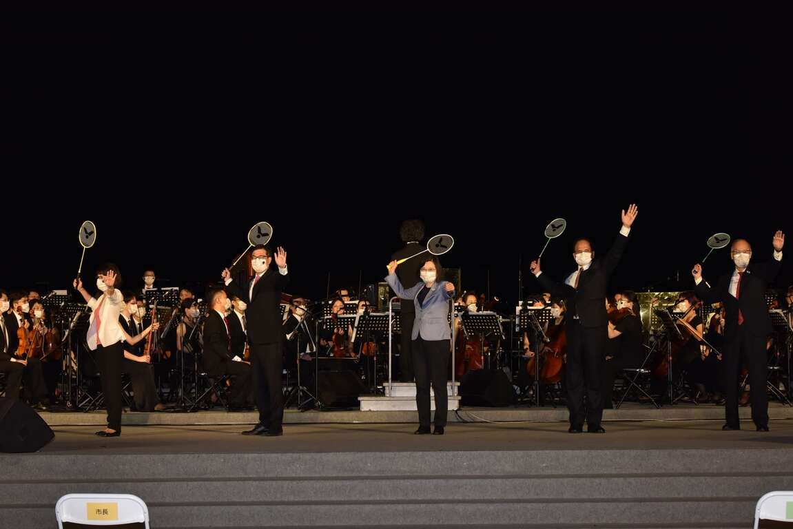 總統蔡英文、立法院長游錫堃、高雄市長陳其邁等人在國慶盛會中進行開炮儀式。