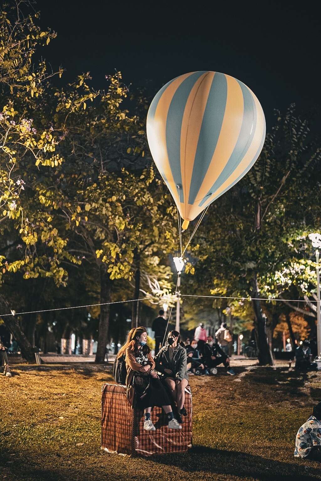 民眾與熱氣球合影
