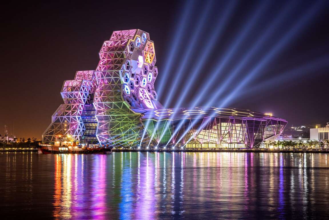 2022台湾灯会在高雄场域之一爱河湾，包括了高雄流行音乐中心及大港桥。