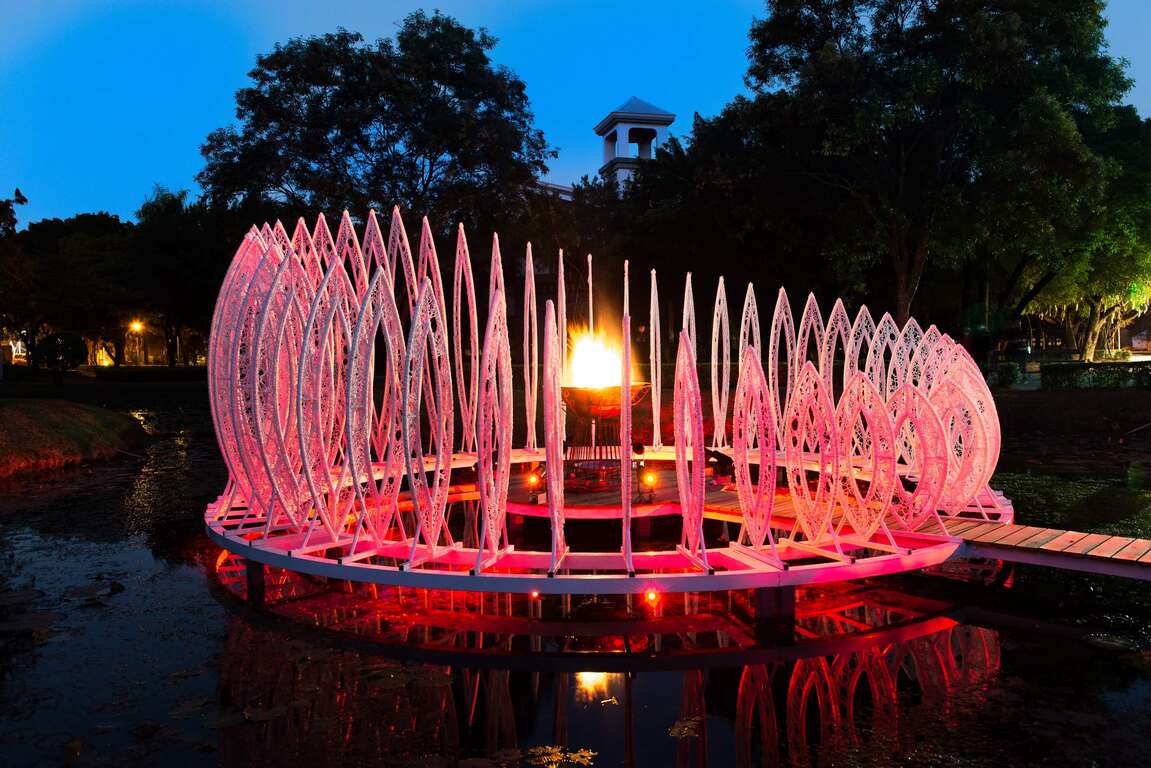鲁凯族艺术家安圣惠的湖上明火作品〈南岛之眼〉
