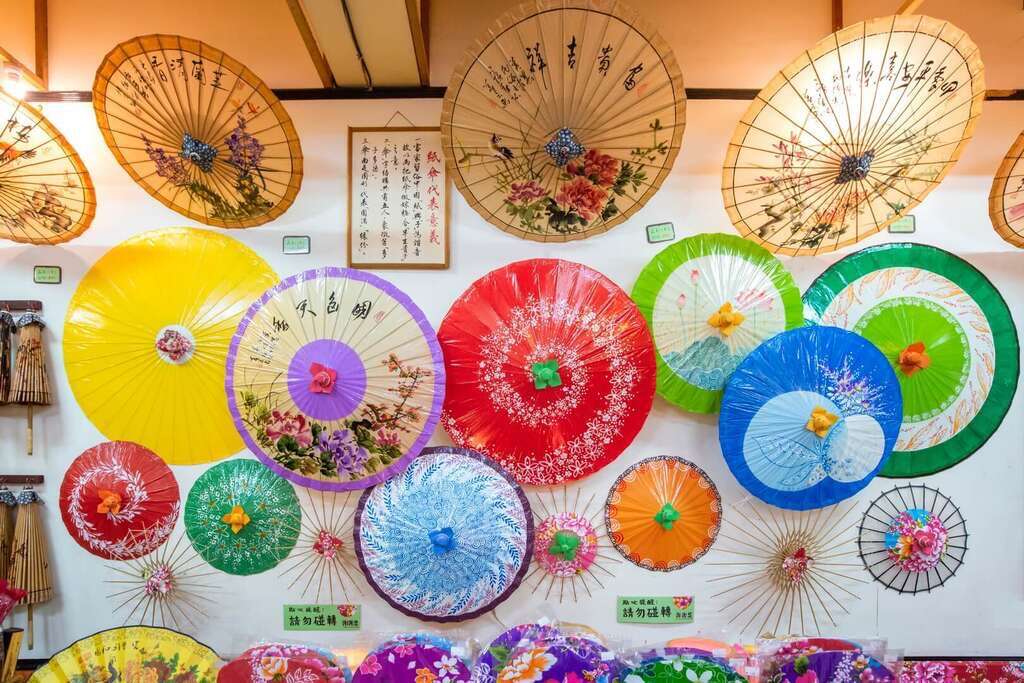 美濃著名的傳統手藝油紙傘，可到當地商家體驗DIY製作。