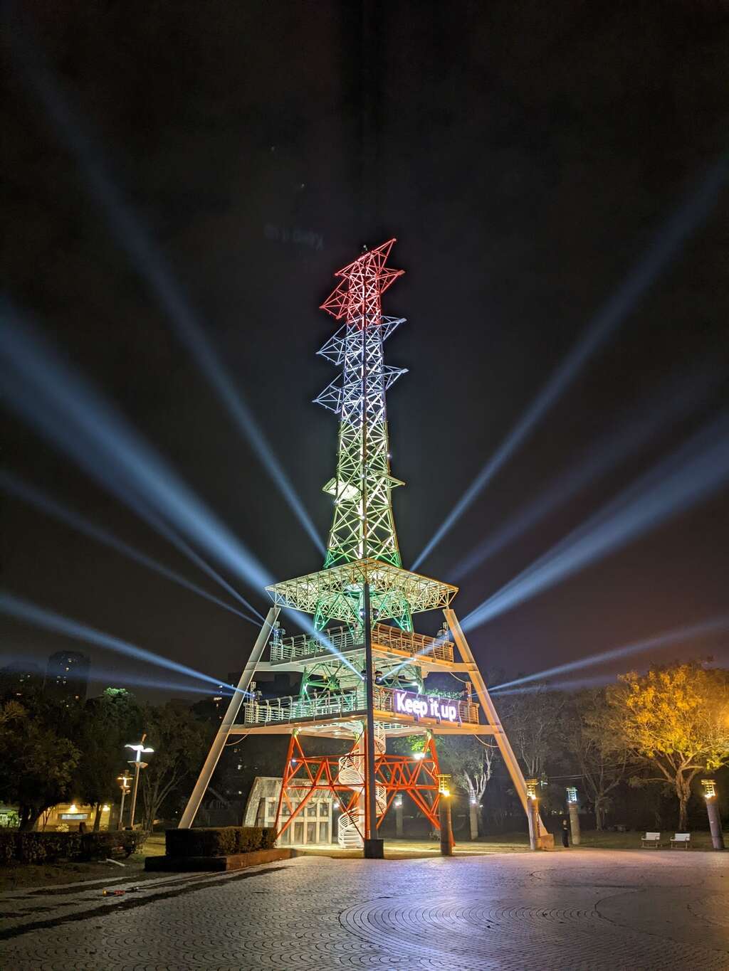 光之塔換上新春裝，外觀色彩呼應2022台灣燈會視覺形象