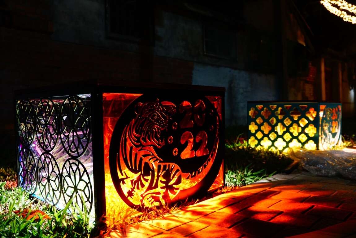 「來坐 · 來坐」作品則是結合傳統雕花、虎年圖像，投射燈光效果，呈現黃埔新村在地意象。