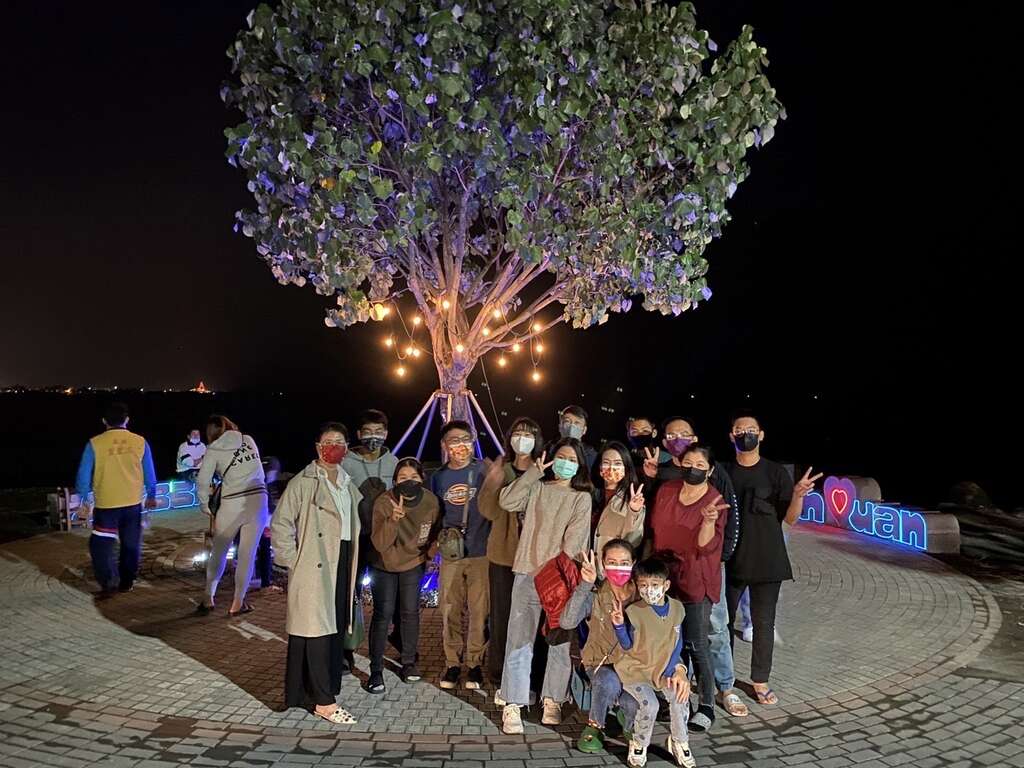 林园限定的月牙弯和方块海奇景,夜晚透过灯光布置点缀市境之南树广场,吸引游客驻足拍照留念。