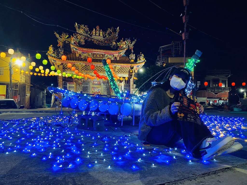 东凤宫前七王灯海及竹筏渔船意象。