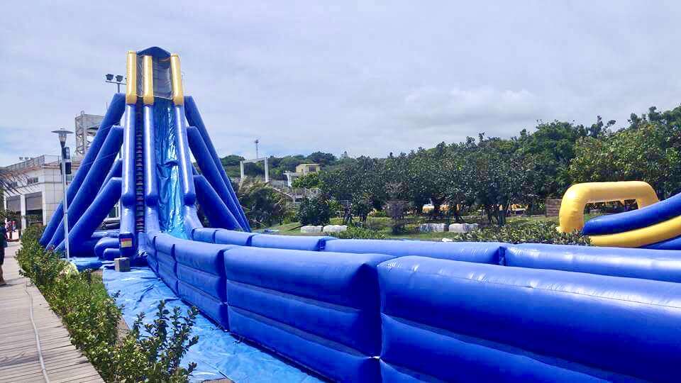 有高15米的急速滑水道保證讓大小朋友玩瘋又玩嗨。