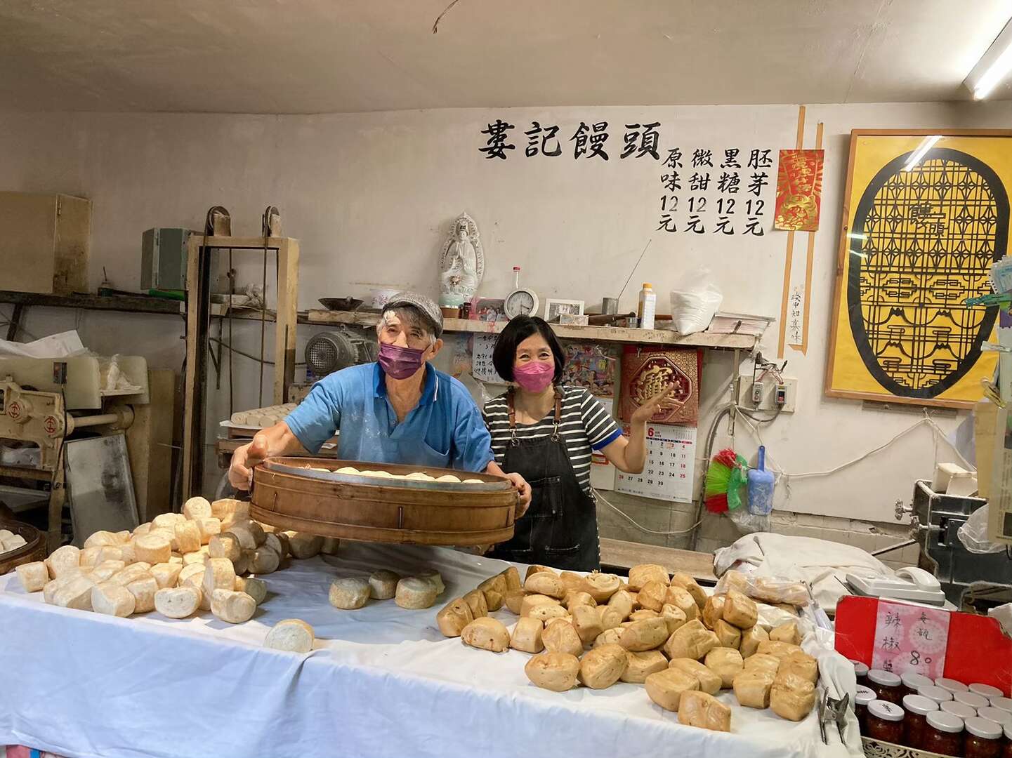 隱身在巷弄間的婁記饅頭，饅頭剛出爐的自然麵香為昏暗的市場添上許多暖意。