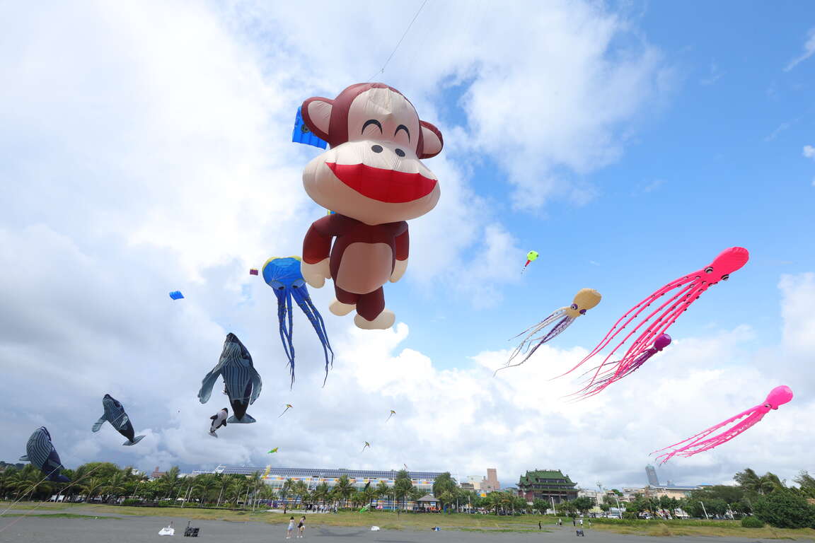 可愛動物造型風箏也在天空與大家來場狂歡派對