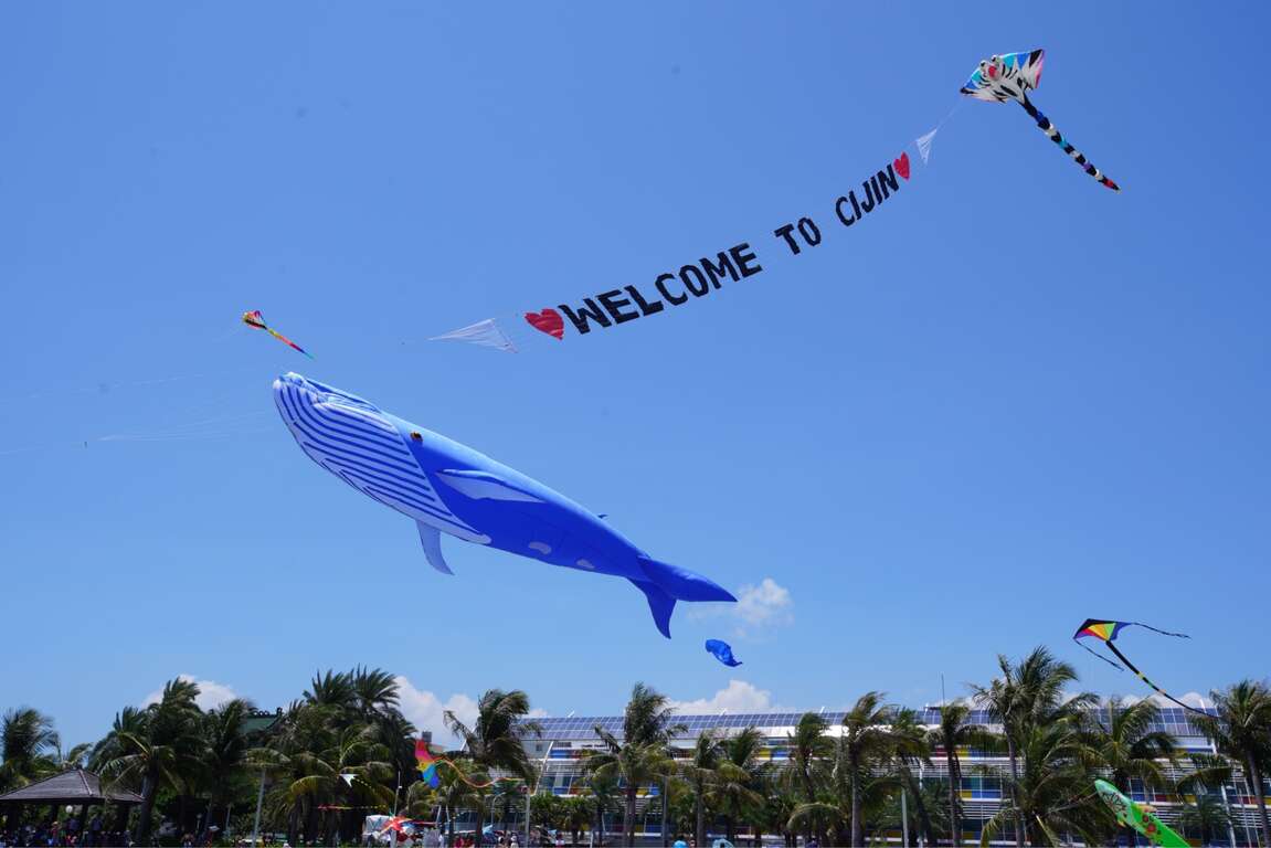 鯨魚銜著長達26米【WELCOME TO CIJIN】的橫幅風箏驚喜現身