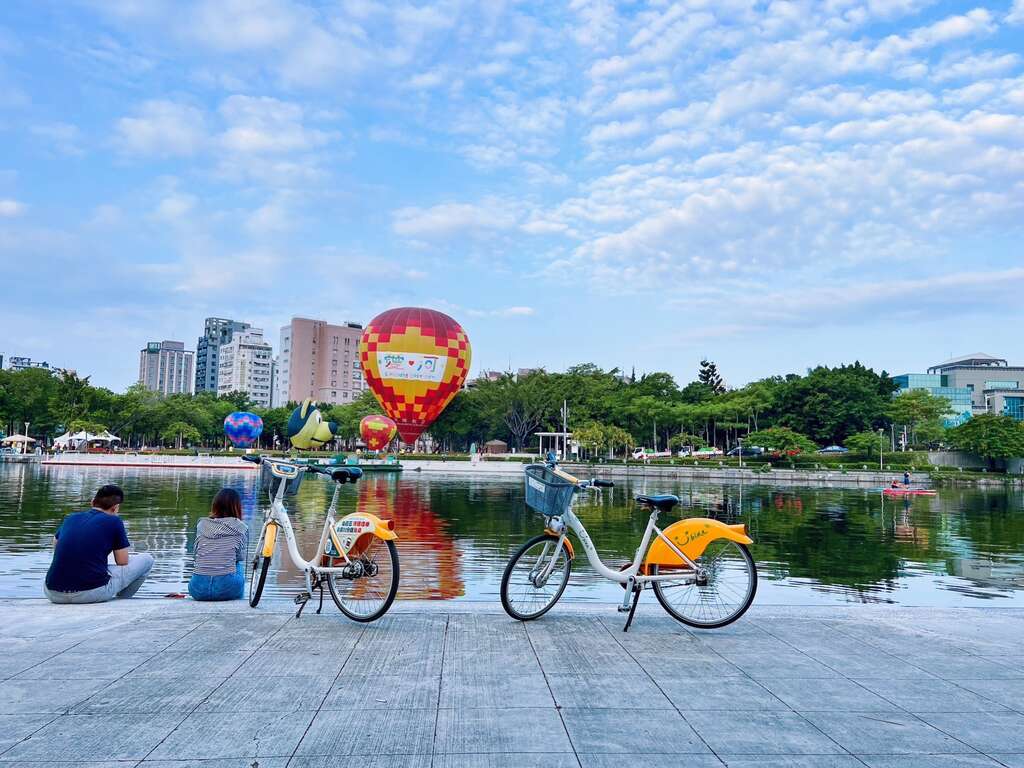 骑脚踏车自行车惬意在河东路就可以欣赏这美景。