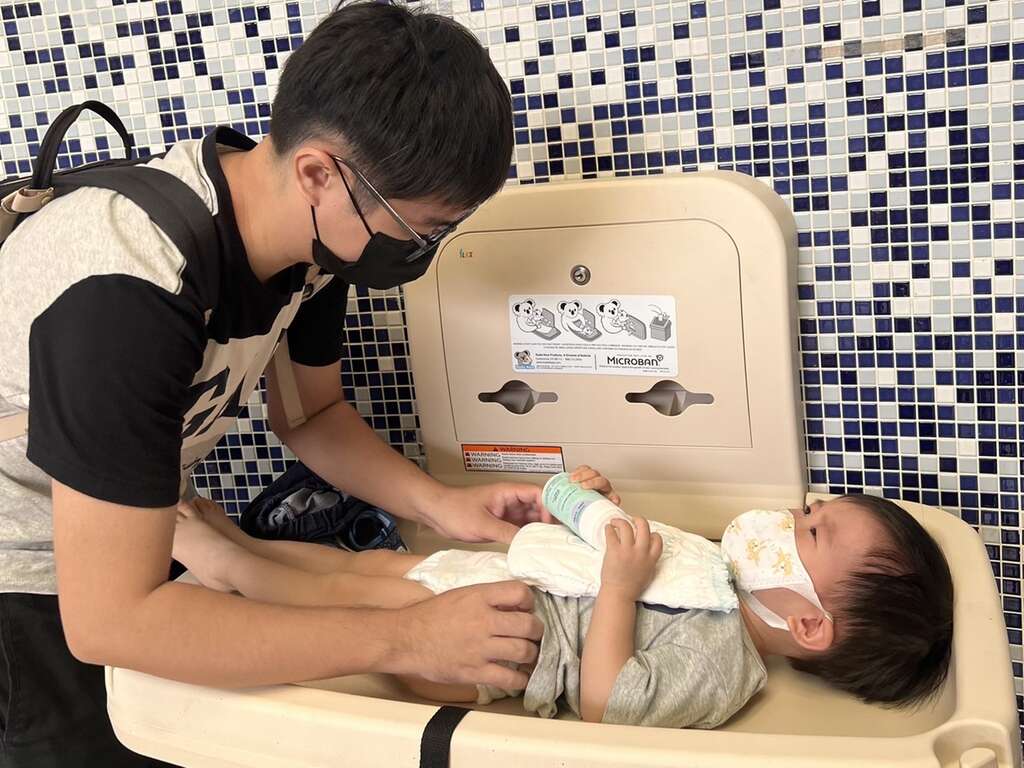 來自嘉義的蔡爸爸在男廁為孩子親手換尿布