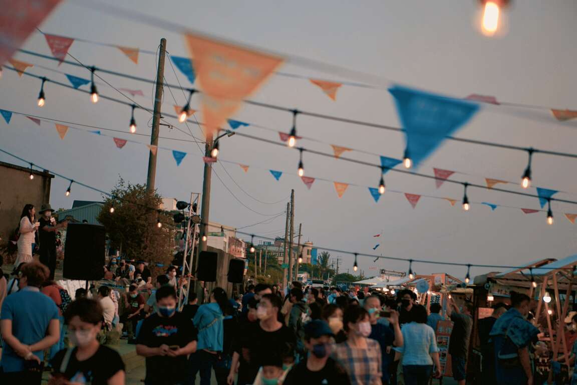 图二 海之味嗨趴音乐市集首次在梓官赤崁举办，吸引满满人潮。