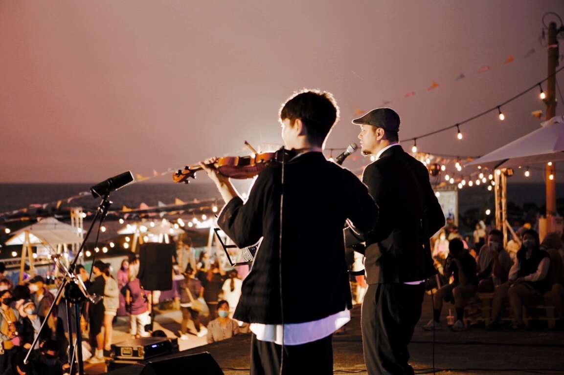 图五 现场有小提琴演奏及动人歌曲伴随夕阳浪漫海景，被民众大赞台版海岸村恰恰恰。