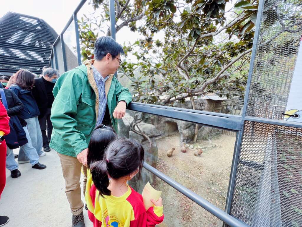 圖7 市長陳其邁在空橋與小朋友俯視水豚
