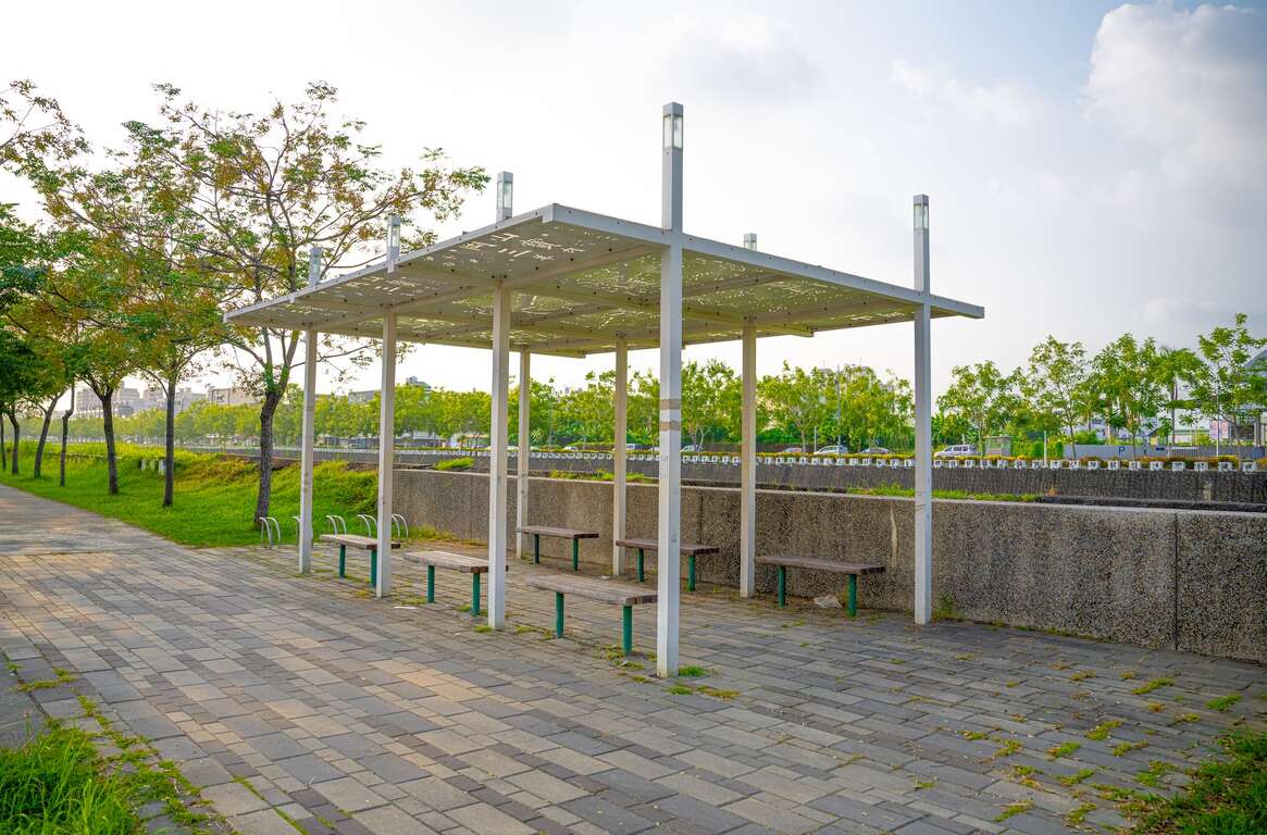 阿公店溪园道绿色步道有设置凉亭供居民乘坐休息