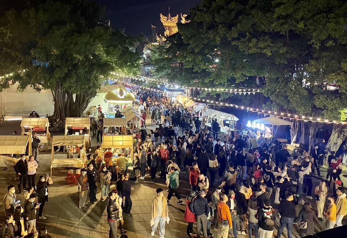 图六高雄莲潭灯会开幕首日估计吸引超过30万