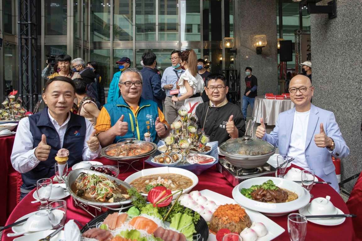 圖10. 阿隆師邀請高雄觀光公協會代表共同圍桌品嘗宋江大宴料理。