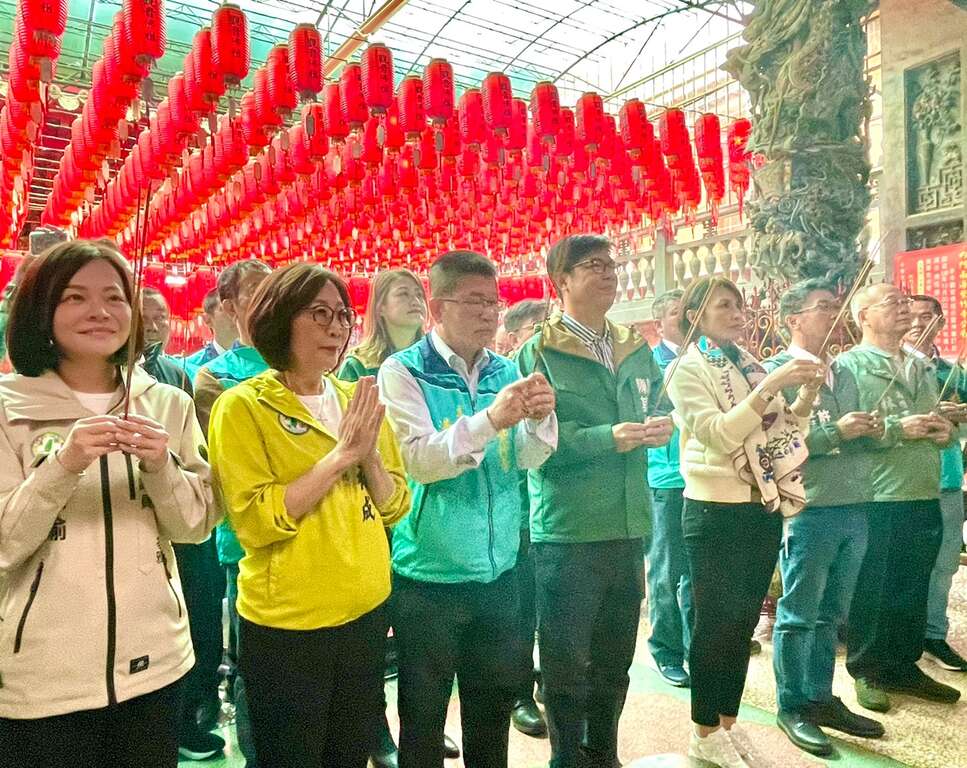南海紫竹寺湯富隆主委與陳其邁市長一同上香祈福。