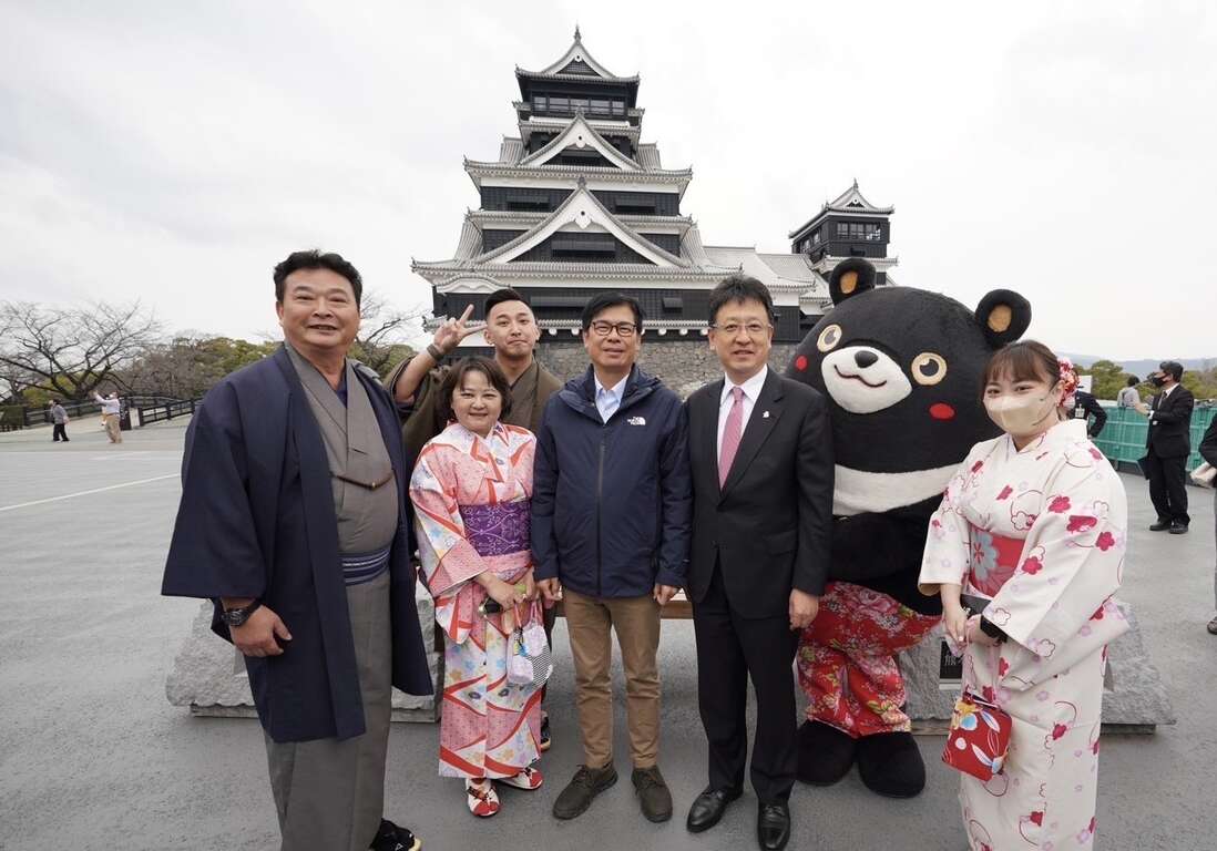 圖4.台灣遊客與陳其邁市長及熊本市大西一史市長在熊本城天守閣前合照