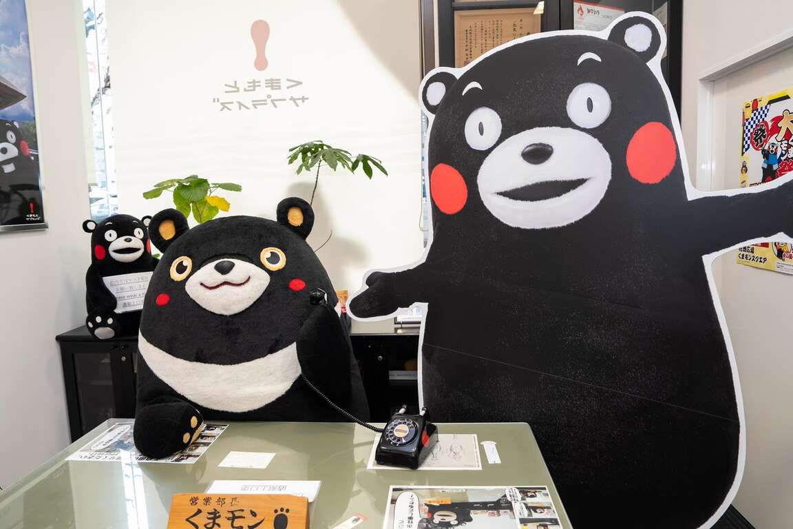 圖7.高雄熊坐在熊本熊部長辦公室模擬接電話