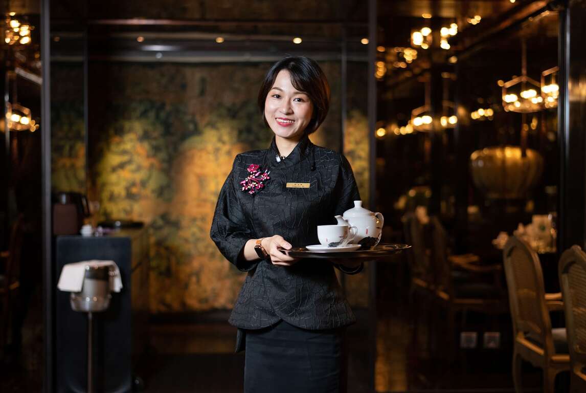 2.台湾首位荣获米其林服务大奖的「君品酒店颐宫」服务经理欧宛臻。