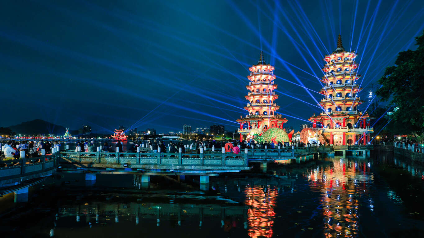 圖4：「光舞蓮潭」以東方文化的中式建築、神像，搭配燈光設計，以360度無死角呈現，將科技光束貼合傳統宮廟建築，呈現台灣文化多元並蓄的精神。
