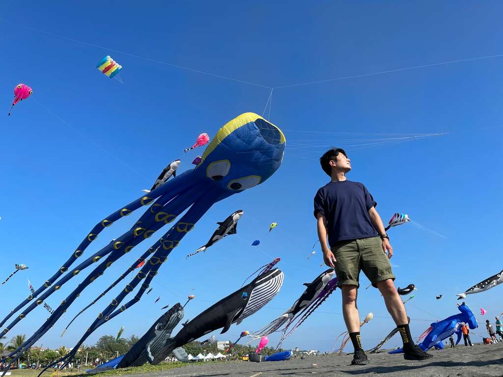 圖1 旗津風箏節今年將擴大辦理，7/22至8/6每週六、日於旗津海水浴場絢麗登場。