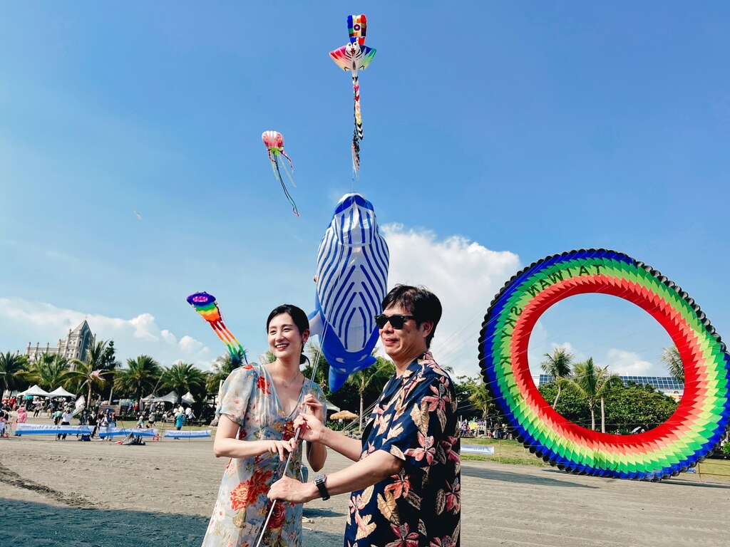 圖8市長與氣質甜美、來台十多年的韓國網紅金淵珍共同示範多視角風箏拍照pose。
