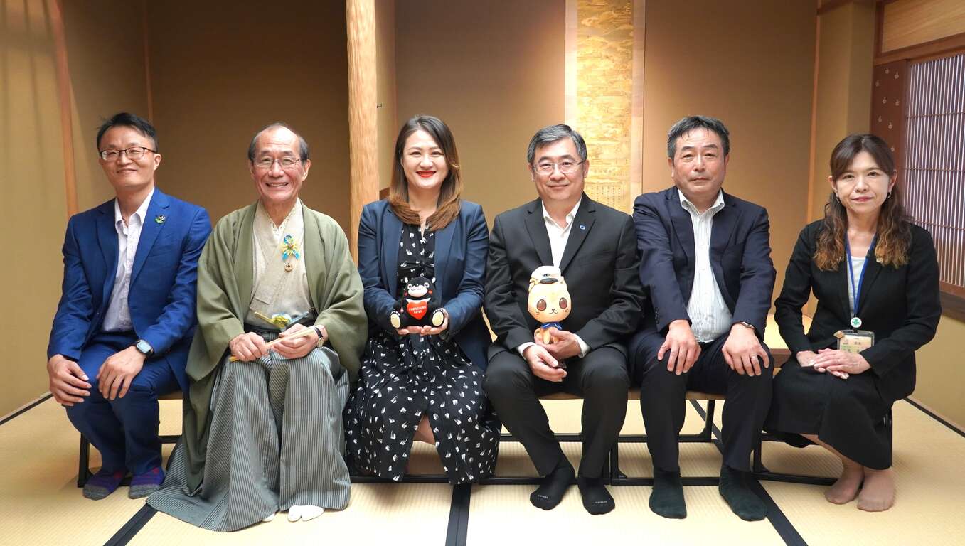 6.京都市长（左二）、观光局长高闵琳（左三）、高捷总经理王亚洲（右三）、右见区长人见早知子（右一）等人进行意见交流。