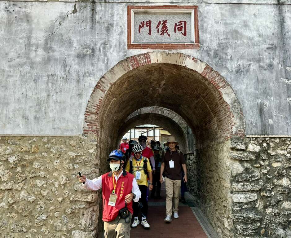 圖九、鳳山城文化志工協會導覽「東便門（同儀門）」。