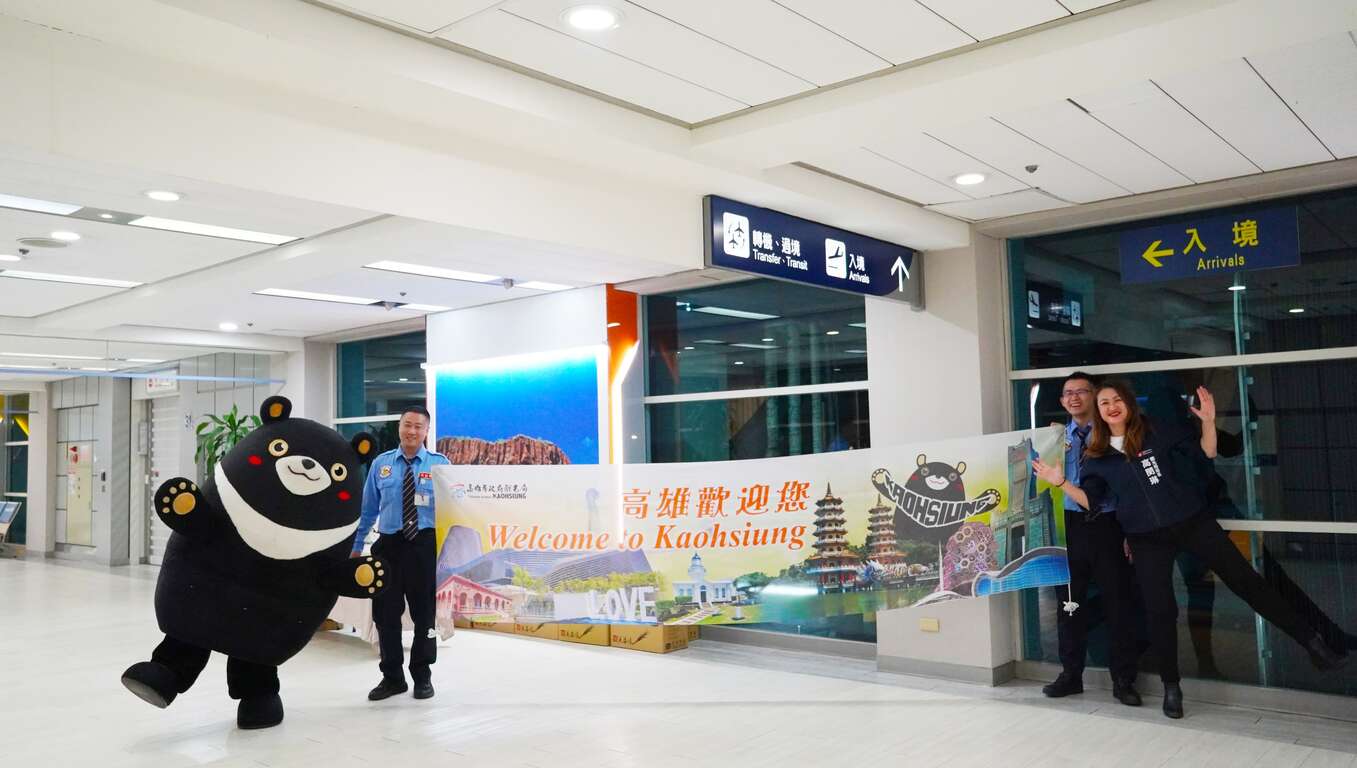 圖說一：觀光局高閔琳局長與觀光大使高雄熊前往小港機場迎接首批新加坡復航旅客。