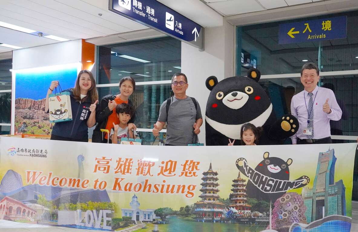 圖說四：觀光局高閔琳局長致贈伴手禮給新加坡旅客。